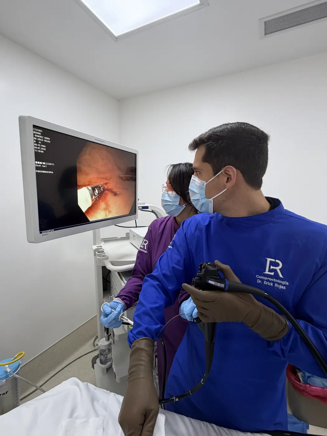 Dr. Erick Rojas realizando colonoscopia en Zapopan