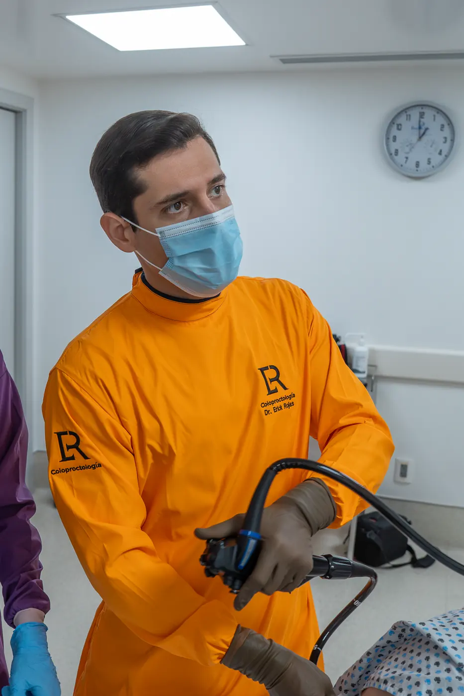 Dr. Erick Rojas con endoscopio para valorar sangrado anal