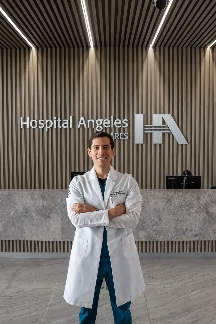 Dr. Erick Rojas, proctólogo en Zapopan, en el lobby de Hospital Ángeles Andares