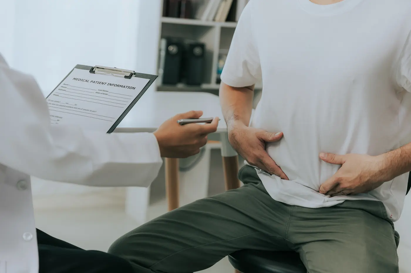 Especialista en colon irritable en consulta en Zapopan