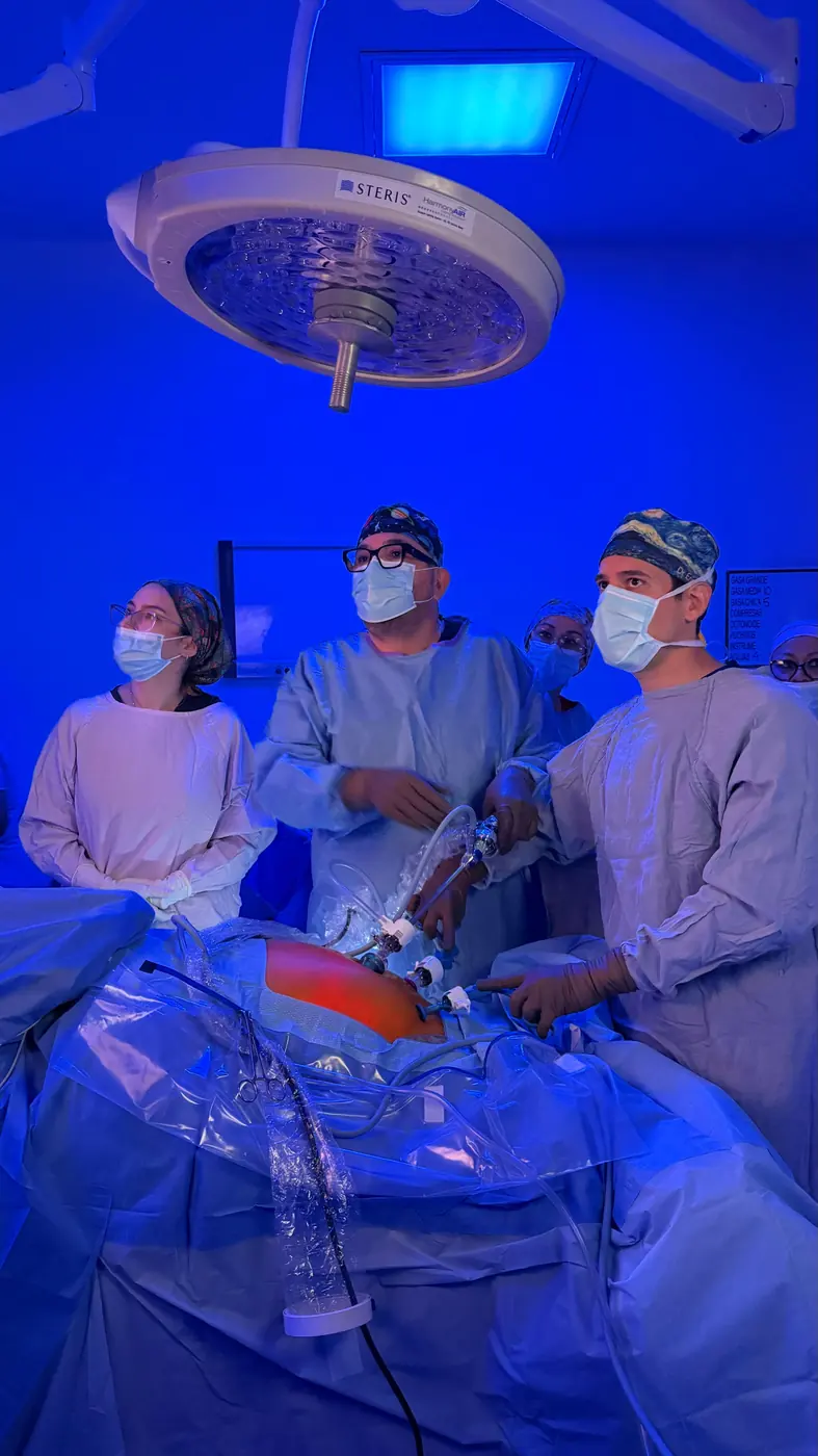 Equipo quirúrgico del Dr. Erick Rojas en cirugía laparoscópica